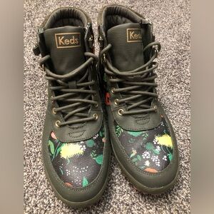 KEDS X RIFLE PAPER CO. SCOUT WATER-RESISTANT BOOT GARDEN PARTY IN FOREST GREEN